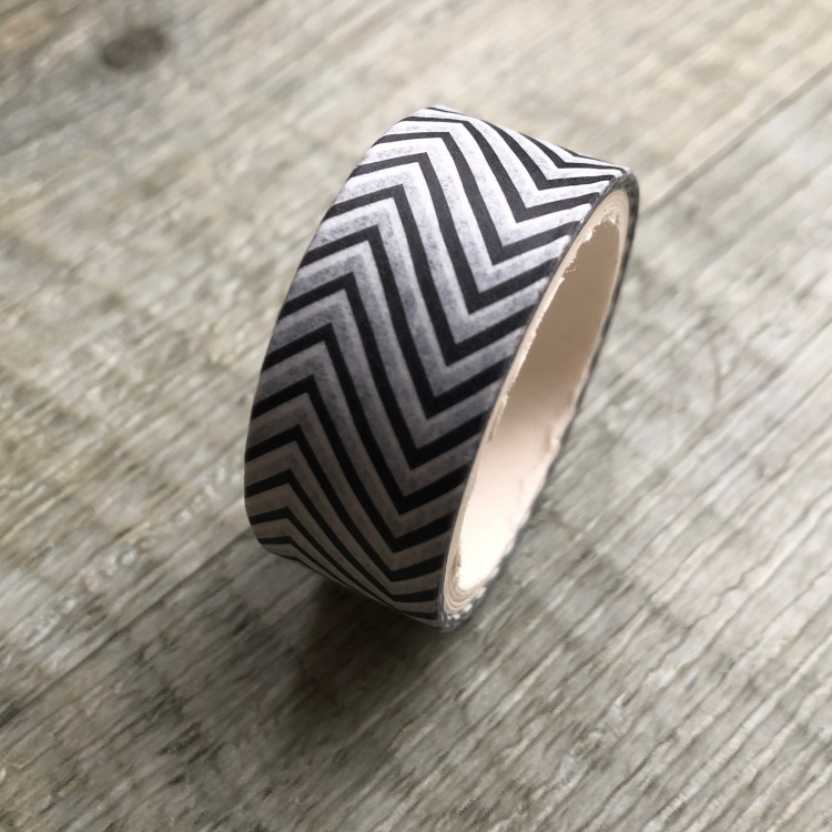 masking tape zigzag noir et blanc